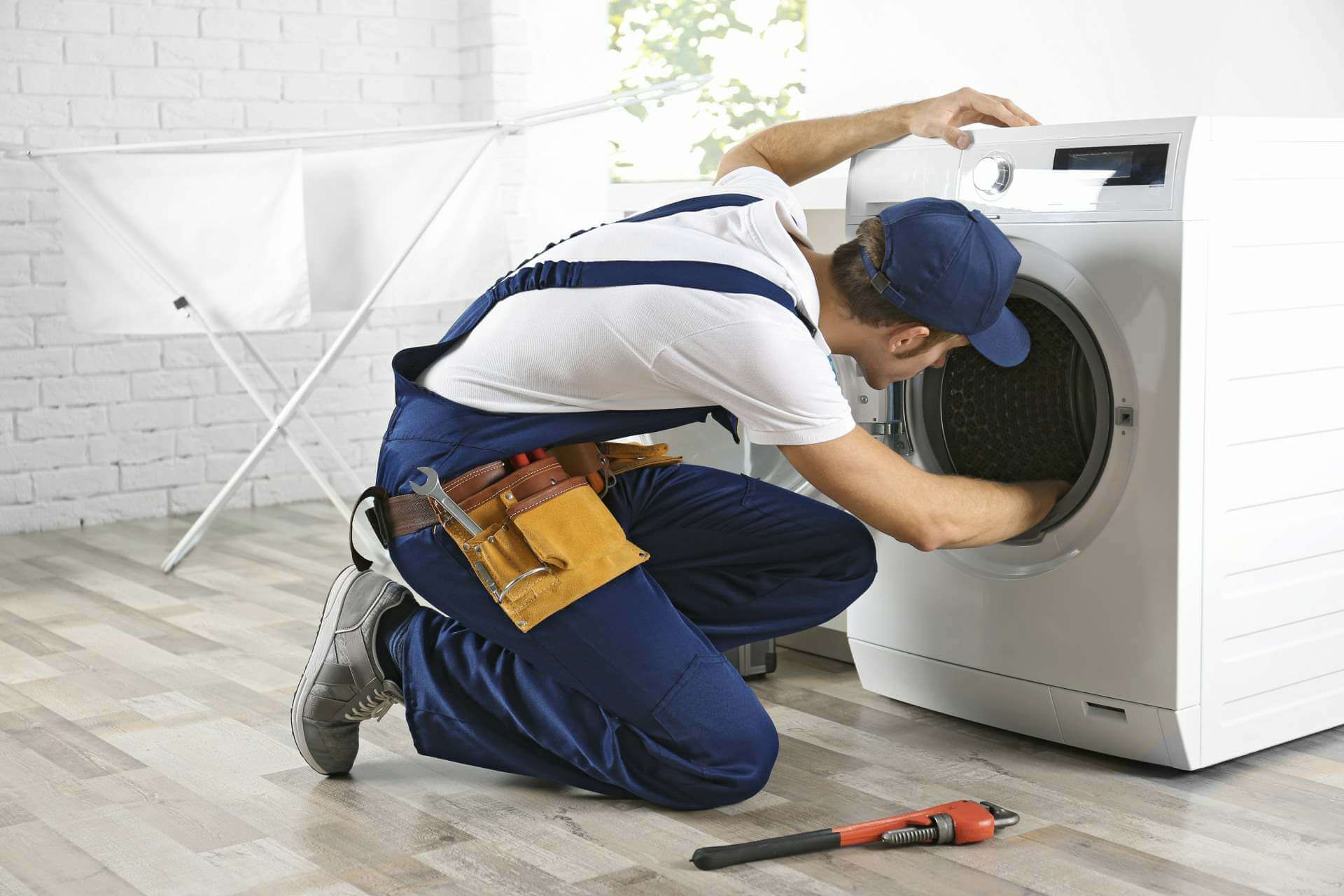 Técnico del servicio técnico Bosch reparando electrodomésticos en Arévalo