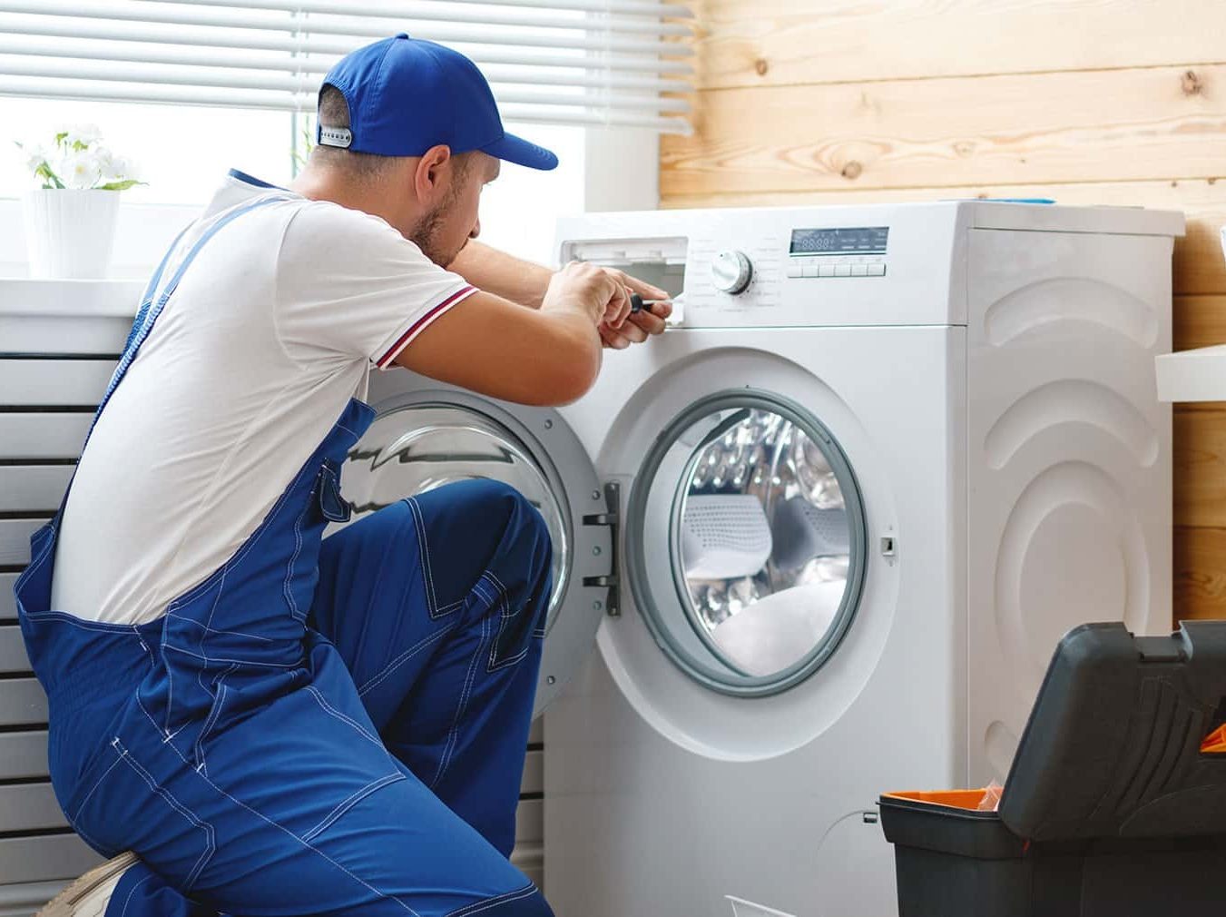 Técnico reparando electrodoméstico Bosch en Arévalo